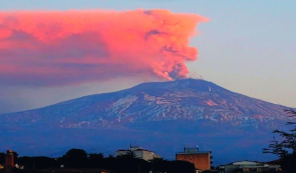 Действующий вулкан Этна. Фото-изображение сделано 19 февраля 2019 года.